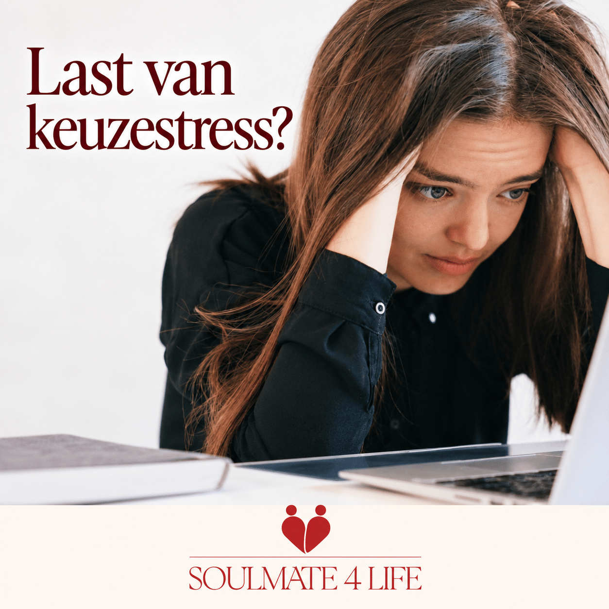 Vrouw met haar handen tegen haar hoofd bij een laptop, bij een blog over keuzestress tijdens het daten.
